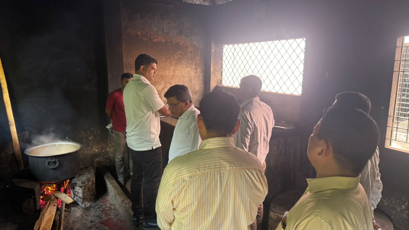 শিশু পরিবারে শিশুদের জন্য রান্না করা রান্না ঘর পরিদর্শন করেন সমাজ সেবা অধিদপ্তরের পরিচালক